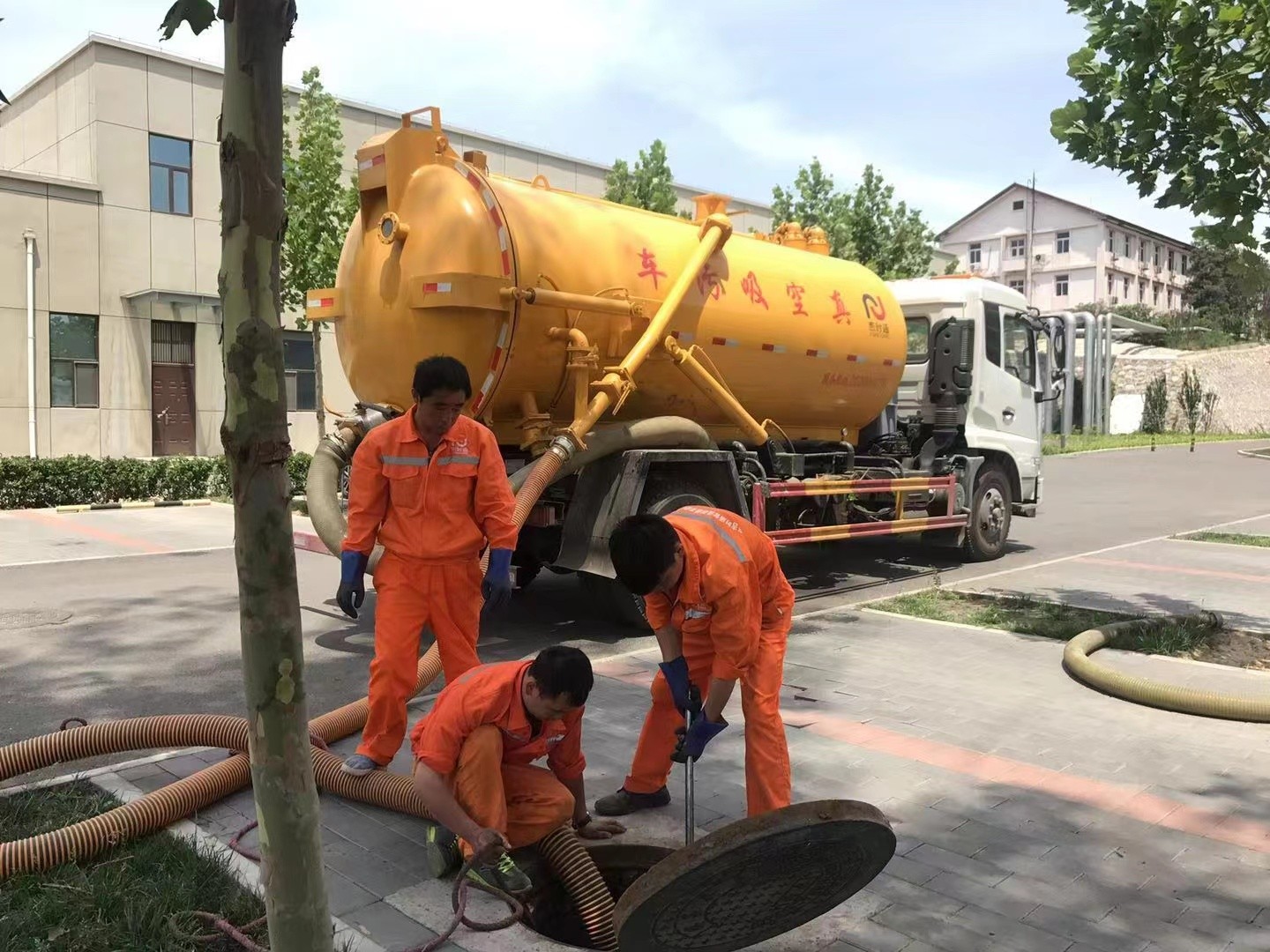 察隅管道疏通车停在窨井附近