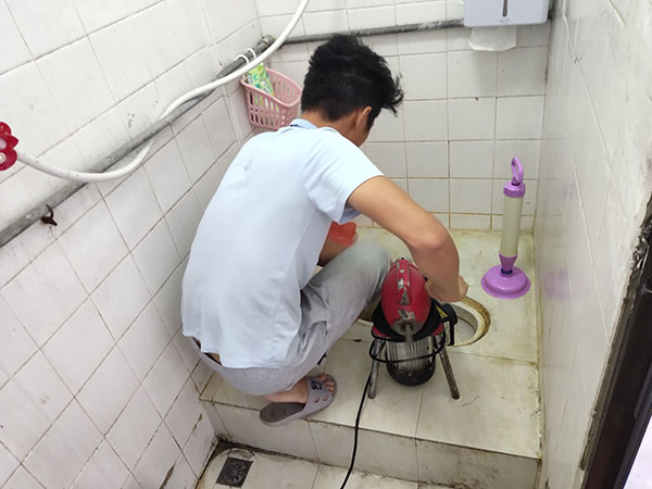 察隅管道堵塞冒臭气 专业师傅现场解决问题