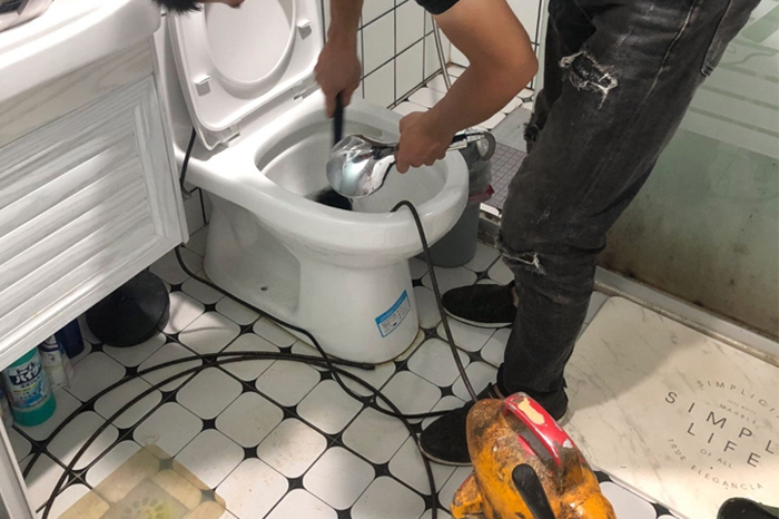 察隅马桶堵塞自己疏通还是找师傅?专业上门服务让你省时更省心